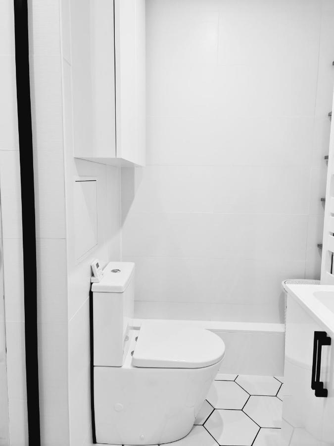 Chambre, Salle De Bain Et Salon Prive - Paris La Defense Puteaux Buitenkant foto